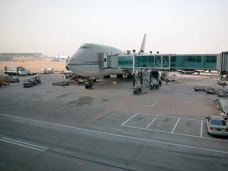 机场登机桥：连接旅客与飞机的纽带
